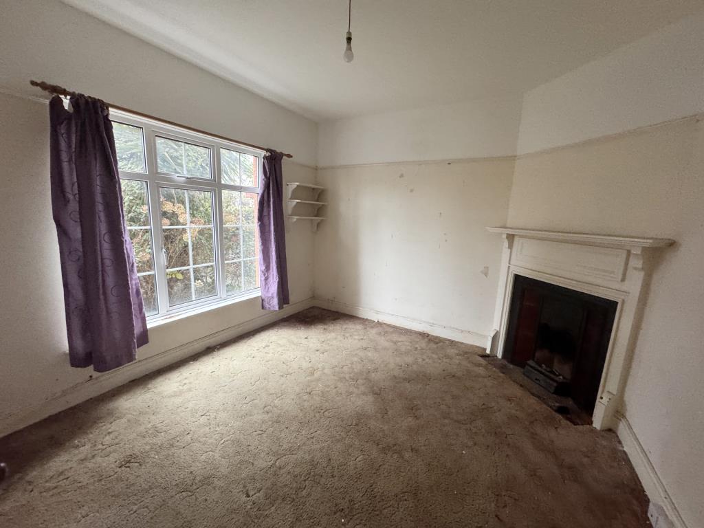 Lot: 116 - TERRACE HOUSE FOR REFURBISHMENT - Dining room